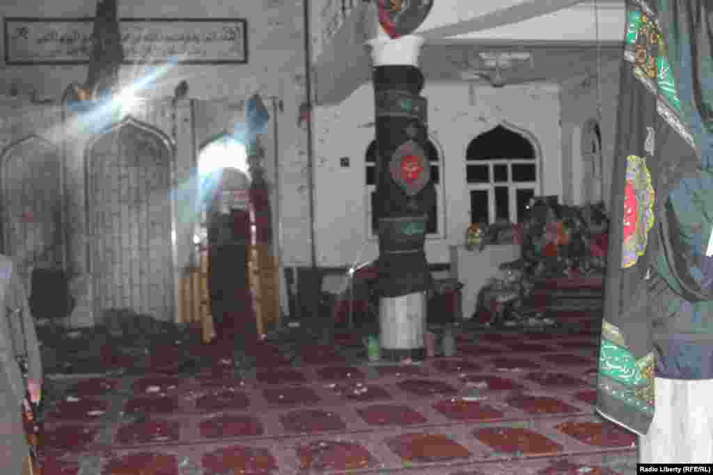 داخل مسجد، جایی&zwnj;که حمله انتحاری صورت گرفته است.