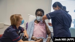 Campania de vaccinare din Marea Britanie se desfășoară simultan în spitale și azile de bătrâni.