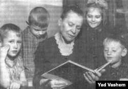 Марія Мізіна з учнями