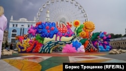 Інсталяція за мотивами картин Марії Примаченко. Поділ, Київ, вересень 2025 року