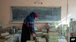 Manuale depozitate într-o școală din Kabul, după interdicția talibanilor de a oferi educație fetelor după clasa a 6-a, decembrie 2022.