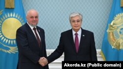 Казакстандын президенти Касым-Жомарт Токаев жана Орусиянын энергетика министри Сергей Цивилев (солдо).