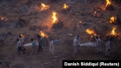 مراسم آتش‌سپاری جنازه‌های بیمارانی که در اثر مبتلاشدن به کووید-۱۹ جان سپرده اند.