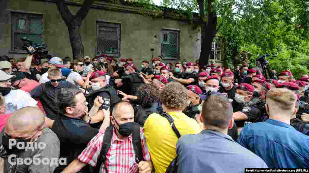 Прийшли підтримати активіста Стерненка, щодо якого розглядається справа в суді, й інші депутати цієї фракції, зокрема, Ярослав Юрчишин