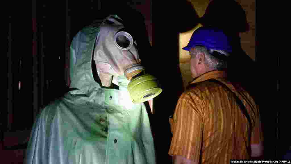 На вході до бункеру гостей зустрічає &laquo;господиня&raquo;, як жартують екскурсоводи, &ndash; жінка в повному костюмі хімічного захисту.&nbsp;&laquo;Убежище 56442&raquo; &ndash; порядковий номер сховища, одного з тисяч, що були в Радянському Союзі на випадок ядерної війни. В цьому сховищі близько 1200 людей могли переховуватись один тиждень