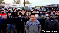 Орус-казак чек арасындагы өзбекстандык мигранттар. 12-май, 2020-жыл.