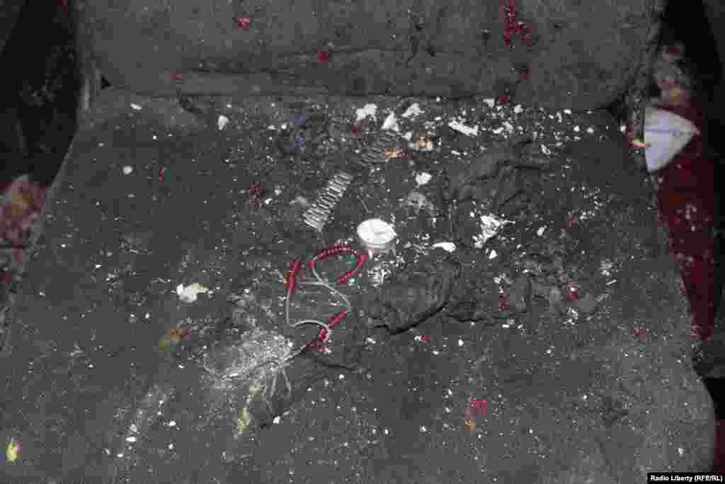 تسبیح و ساعت به جا مانده از نمازگزاران