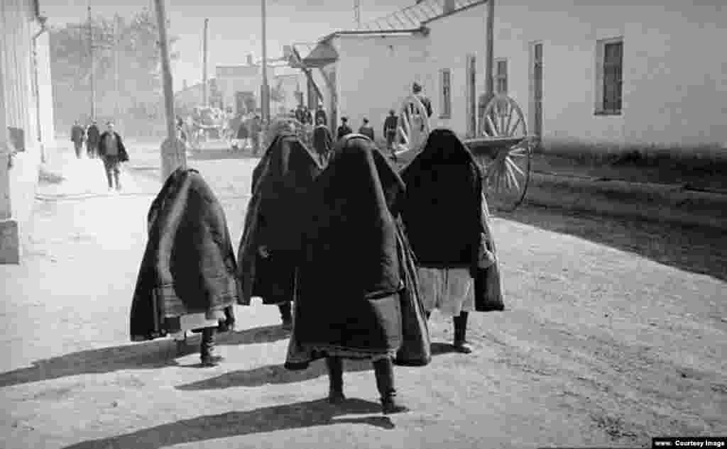 Örtülgen qadınlar. Özbekistan, 1920-nci yılları. Sovetler akimiyeti quvetleşkeninen Özbekistanda beti qapalı olğan qadınlarnıñ sayısı eksile edi 