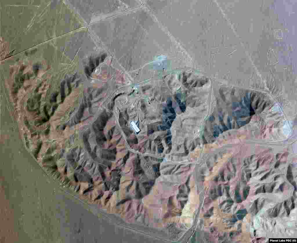 Eýranyň Fordow ýangyjyny baýlaşdyrýan desgasy ABŞ-nyň zarbasyndan öň we 22-nji iýundan soň.