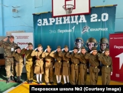 Местные школьники играют в "Зарницу"