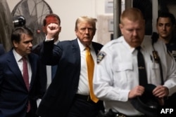 Колишній президент США та кандидат у президенти від Республіканської партії Дональд Трамп прибуває на судовий процес у кримінальному суді Мангеттена в Нью-Йорку. 29 травня 2024 року