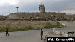 АКШнын аскер базасына жакын жердеги өткөрүү-көзөмөл пунктун кайтарып турган ооган аскерлери. 29-апрель, 2021-жыл. 