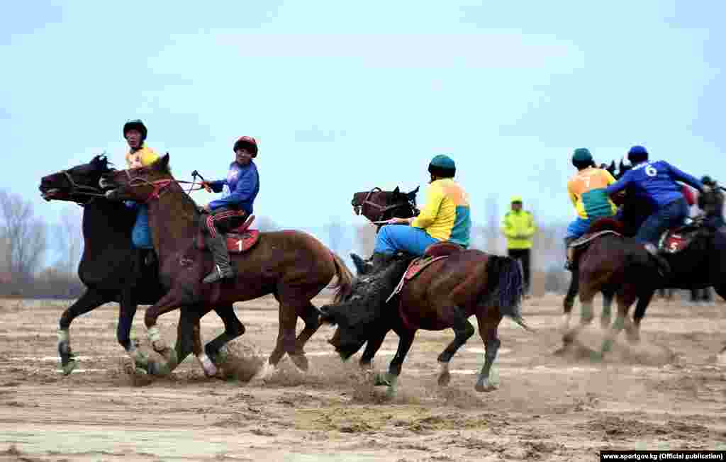 &ldquo;Нооруз 2021&rdquo; мелдеши коомдук ишмер, экс-депутат Болот Шер жана белгилүү кинорежиссерлор Болот Шамшиев, Темир Дүйшекеевдин жаркын элесине арналат.