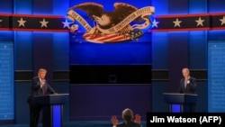 Президент США Дональд Трамп (л) та кандидат у президенти від Демократичної партії Джо Байден (п) під час дебатів у ніч на 30 вересня