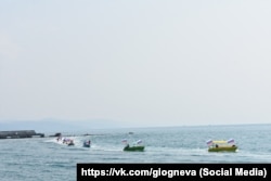 Катера с российскими флагами в Черном море у берегов Алушты в День России, 12 июня 2025 года