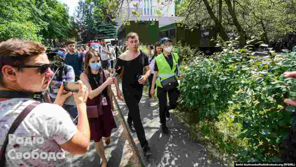 На фото народний депутат від партії &laquo;Голос&raquo; Роман Лозинський. У&nbsp;прямому етері Радіо Свобода, в розірваній футболці, він заявив про перевищення влади силовиками, які заважали йому пройти до затриманих