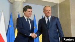 Прем'єр-міністр Польщі Дональд Туск (праворуч) зустрічається з обраним президентом Румунії Нікушором Даном у Варшаві 25 травня 2025 року