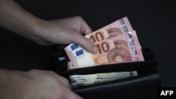 Hamburg este primul land german care nu va mai plăti solicitanților de azil ajutorul social în cash. Se introduce un card social, inclusiv pentru ca oamenii să nu mai poată trimite banii în țara de origine. 