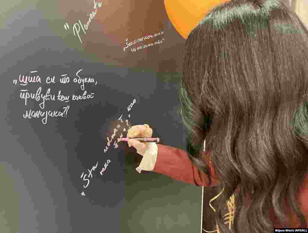 Zid antiseksizma postavljen je u Evropskoj kući u Beogradu s namerom da posetioci ostave svoje poruke kako vide seksizam, do kraja 16 dana aktivizma koji traju do 10. decembra, kada se obeležava Dan ljudskih prava.