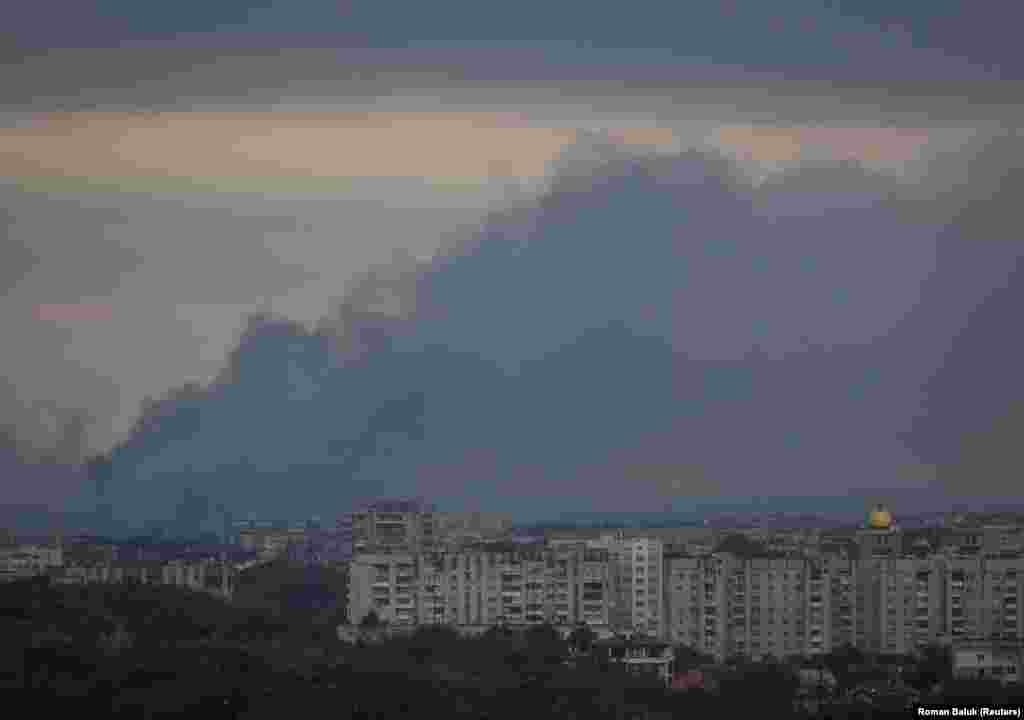 Пошкоджено школу, дитячий садочок, ряд об'єктів критичної інфраструктури, багатоквартирні будинки.На фото: задимлене від російських обстрілів небо над Львовом, 5 жовтня 2025 року