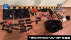 Poliția și Parchetul General au ridicat miercuri în timpul celor aproape 50 de percheziții zeci de arme și muniții. 