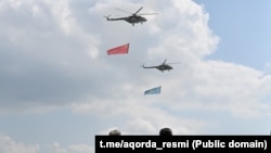 رئیس‌جمهور چین، شی جین‌پینگ، در میدان هوایی با رئیس‌جمهور قزاقستان، قاسم جومارت توقایف در تاریخ ۱۶ جون ۲۰۲۵، هنگام سفر به پایتخت قزاقستان، آستانه