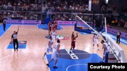 Бо Мекејлеб шутира слободни фрлања на натпреварот против Грција.