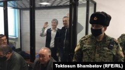 Алмазбек Атамбаев жана Фарид Ниязов сот залында. 2020-жылдын 23-декабры.