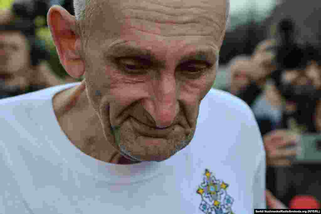 На цьому фото український військовий, який повернувся з російського полону у свій день народження