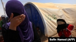 "Ислам мамлекети" террордук тобунун согушкерлеринин үй-бүлөлөрү кармалган  Мосулдун түштүгүндөгү лагерь, 19.07.2017