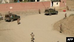 د پوځ سرتېري په میرامشا کې د پولیسو له پوستې سره ګزمه کوي - انځور له ارشیفه. 