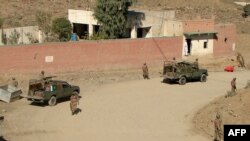 د پاکستان پوځ سرتېري په میرامشا کې ګزمه کوي - انځور له ارشیفه.