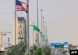 Steagurile Arabiei Saudite și ale SUA, la Riad, pe 12 mai 2025.