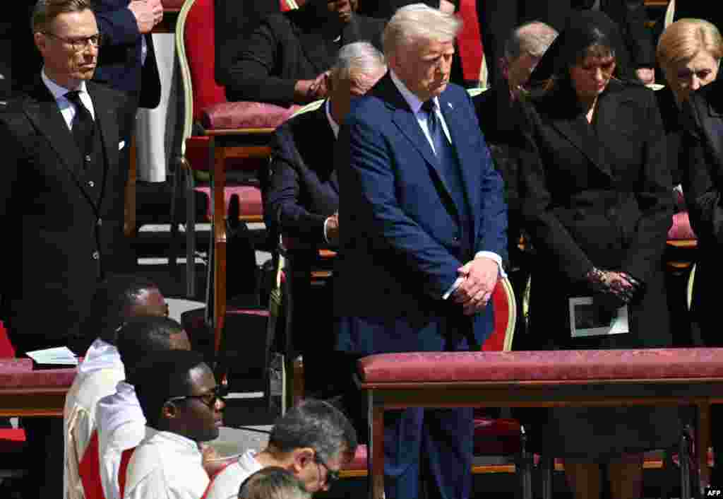 Зьлева направа: прэзыдэнт Фінляндыі Аляксандар Стуб, прэзыдэнт ЗША Дональд Трамп і першая лэдзі ЗША Мэланія Трамп падчас цырымоніі пахаваньня папы Францішка на пляцы Сьвятога Пятра ў Ватыкане 26 красавіка 2025 году