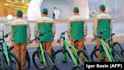 Welosipedli &#253;aşa&#253;jylar prezident Gurbanguly Berdimuhamedowyň &#231;ykyşyny diňle&#253;&#228;rler. 3-nji i&#253;un, 2020 &#253;.