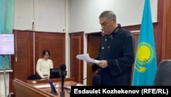 Судья Динмухаммед Адайбаев зачитывает приговор экс-полицейским по делу о пытках в Кошмамбете. Алматинская область, 17 января 2025 года.