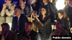 Саида Мирзиёева на концерте, который прошёл у подножья древней крепости Чилпык-кала в Каракалпакстане