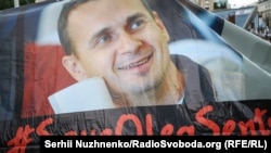 Активісти в Україні і по всьому світу продовжують вимагати від Росії звільнити Олега Сенцова та інших незаконно утримуваних українців