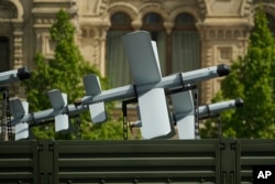 Російські дрони-камікадзе «Ланцет» середньої дальності дії на параді до «Дня перемоги» в РФ 9 травня 2025 року