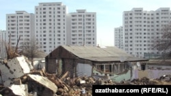 Aşgabatda ýykylan jaýlardan galan gurluşyk zir-zibilleri we il içinde "elikta" diýlip atlandyrylýan köpgatly jaýlar.