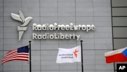 Штаб-квартира Радио Свободная Европа/Радио Свобода с флагами США, RFE/RL и Чешской Республики в Праге. Иллюстративное фото