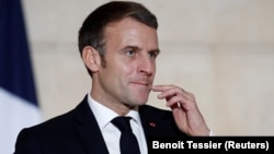 Președintele francez Emmanuel Macron a făcut un gest neobișnuit între aliați: a rechemat ambasadorii din SUA și Australia pe fondul semnării acordului Arkus. Acesta ar avea rolul să constracareze inflența Chinei în Marea Chinei de Sud.