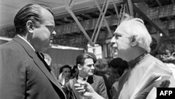 Американският режисьор Орсън Уелс (вляво) и френският режисьор Абел Ганс, създател на филма "Наполеон" (вдясно), по време на фестивала в Кан, 18 май 1958 г.