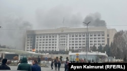 Митингчилер Алматынын акимчилигине кирүүгө аракет кылып жаткан учур.  5-январь, 2022-жыл. 