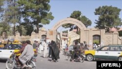 در اکثر موارد در جاده های کابل قوانین گشت و گذار وسایط و افراد نیز در نظر گرفته نمیشود و در نتیجه حادثات ترافیکی رخ می دهد. در تصویر یکی از جاده های مزدحم در ولایت هرات