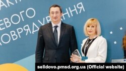 Олексій Чернишов, міністр розвитку громад та територій України і Олена Марченко, директорка Центру первинної медико-санітарної допомоги Селидівської міської ради