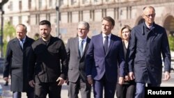 Прэм’ер-міністар Польшчы Дональд Туск, прэзыдэнт Украіны Ўладзімір Зяленскі, прэм’ер Вялікай Брытаніі Кір Стармэр, прэзыдэнт Францыі Эманюэль Макрон у Кіеве. 10 траўня 2025