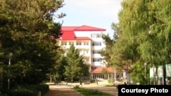 Кара-Ой айылындагы «Алтын-Жай» (мурдагы «Рохат-НБУ») пансионаты. 