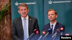 Ministrul danez al Apărării, Troels Lund Poulsen (stânga), și ministrul Justiției, Peter Hummelgaard, susțin o conferință de presă legată de incursiunile dronelor deasupra mai multor aeroporturi daneze. Copenhaga, 25 septembrie 2025.