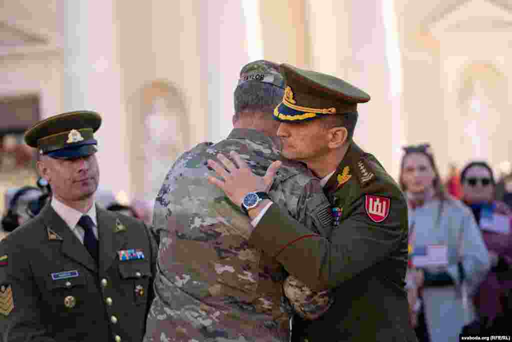 Камандзір Узброеных сілаў Раймундас Вайкшнарас (справа).